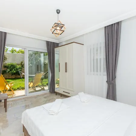 Garden Court Apartment *